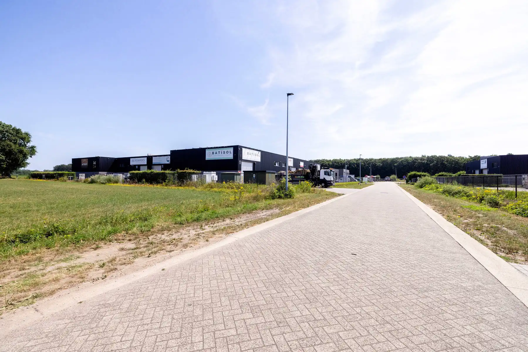 KMO unit met woonst en parkeerplaatsen foto 25