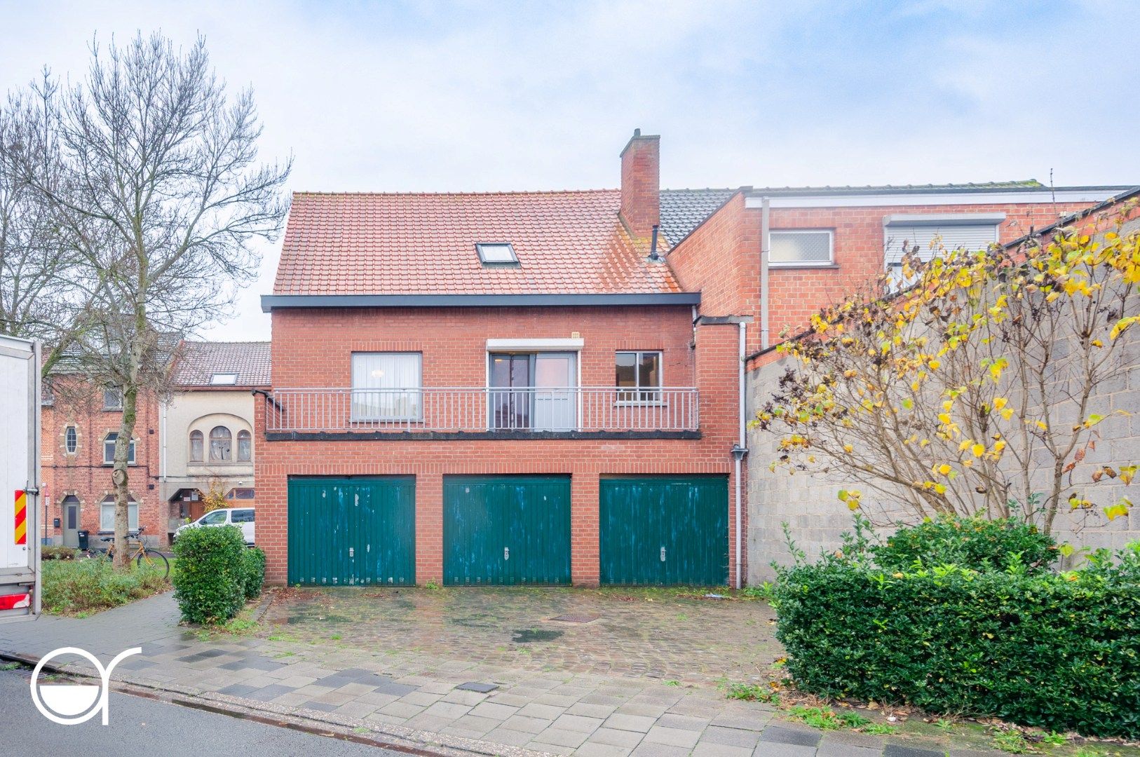 Op te frissen halfopen bebouwing met 5 garages in Mariakerke foto 15