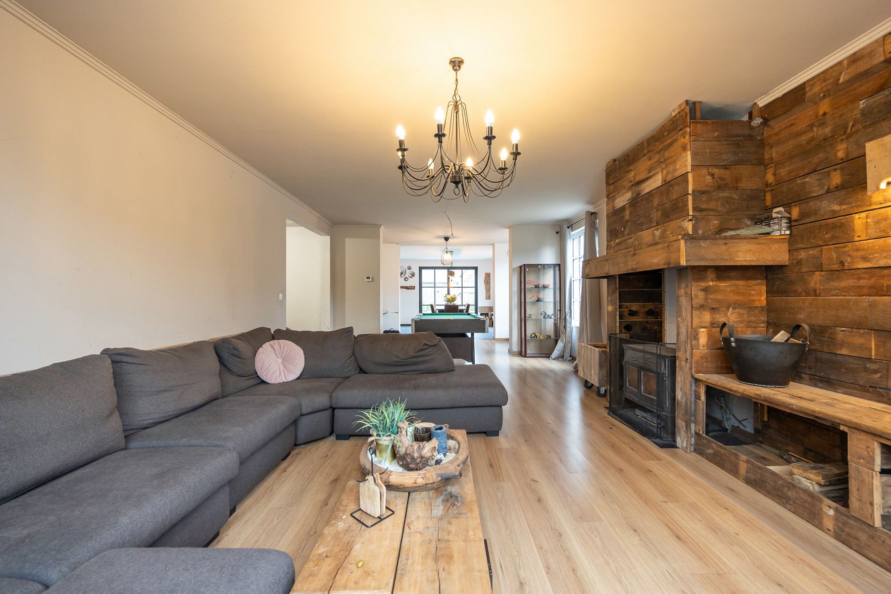 Karaktervolle gerenoveerde woning op een perceel van ca 780 m². foto 3