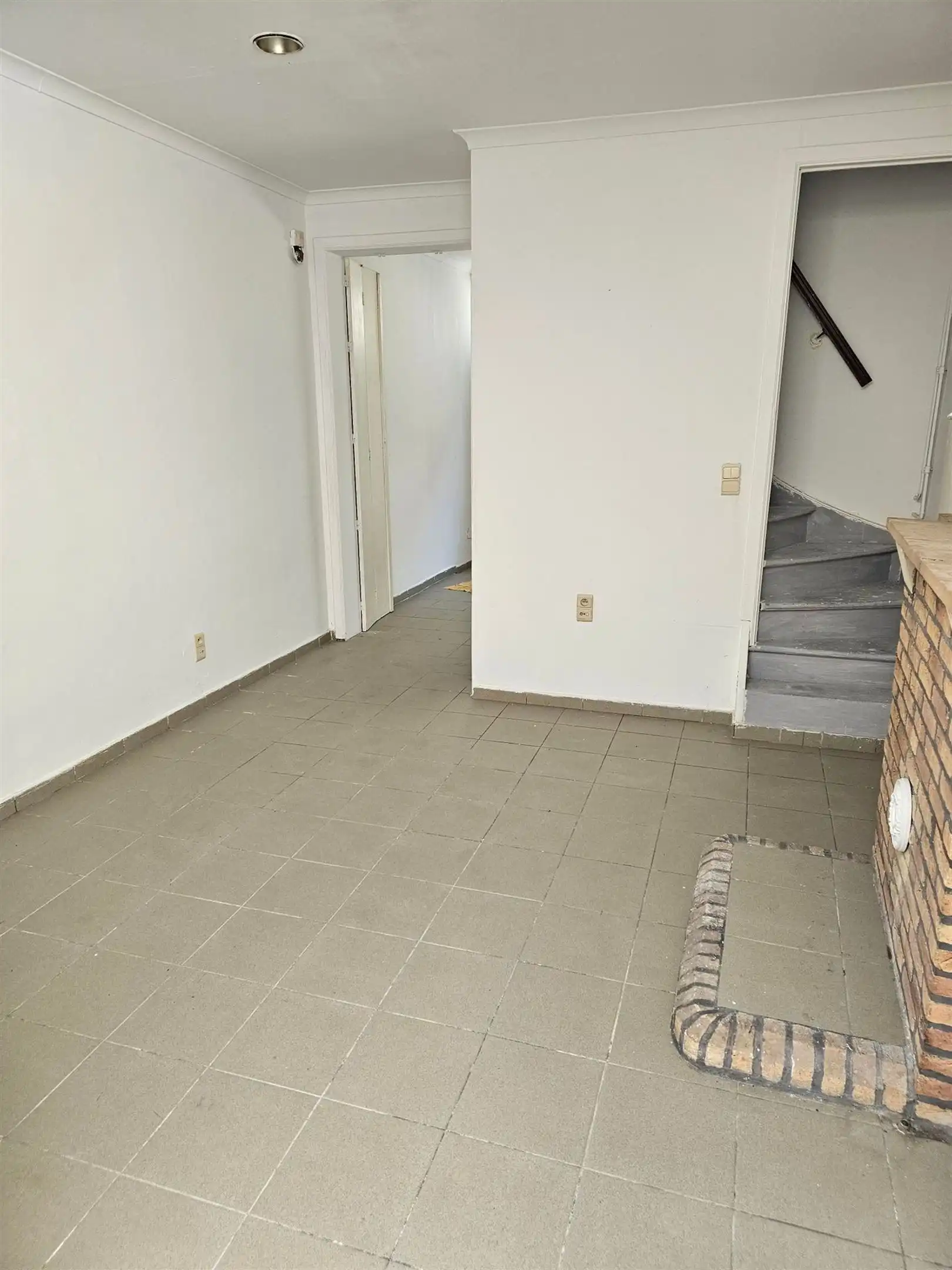 Centraal gelegen, op te frissen rijwoning met 4 slaapkamers. foto 6