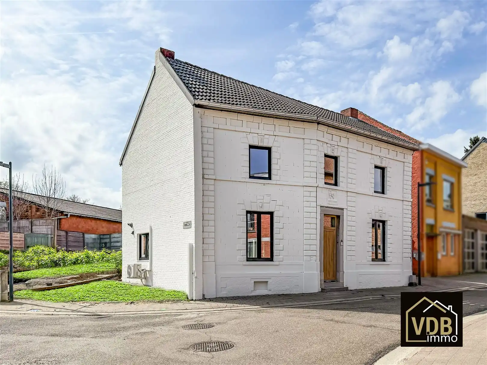 Ruime, volledig gerenoveerde halfopen bebouwing met 3 slaapkamers, carport en aangelegde tuin op toplocatie te Riemst foto {{pictureIndex}}