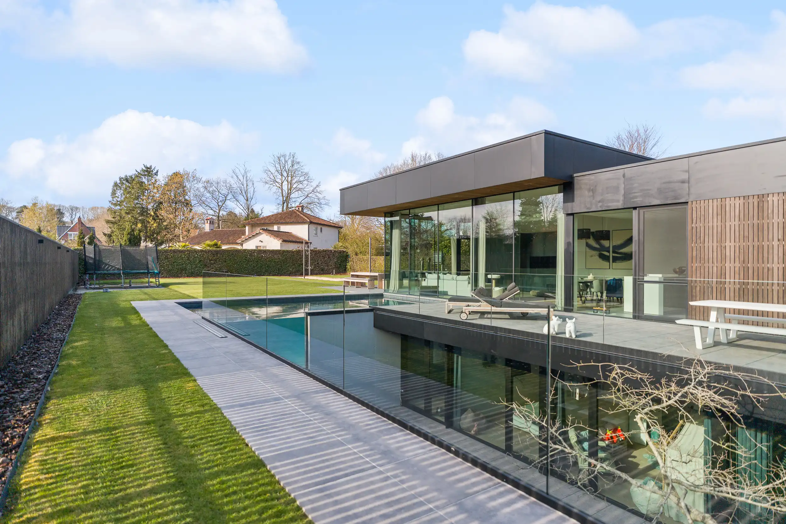 Designvilla in residentiële, doodlopende, woonwijk foto 26