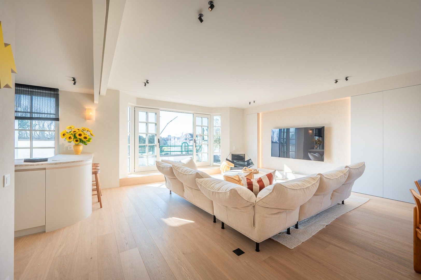 High-end gerenoveerd hoekappartement in het prestigieuze domein Tennis Gardens, vlakbij het strand en de zee. foto 5