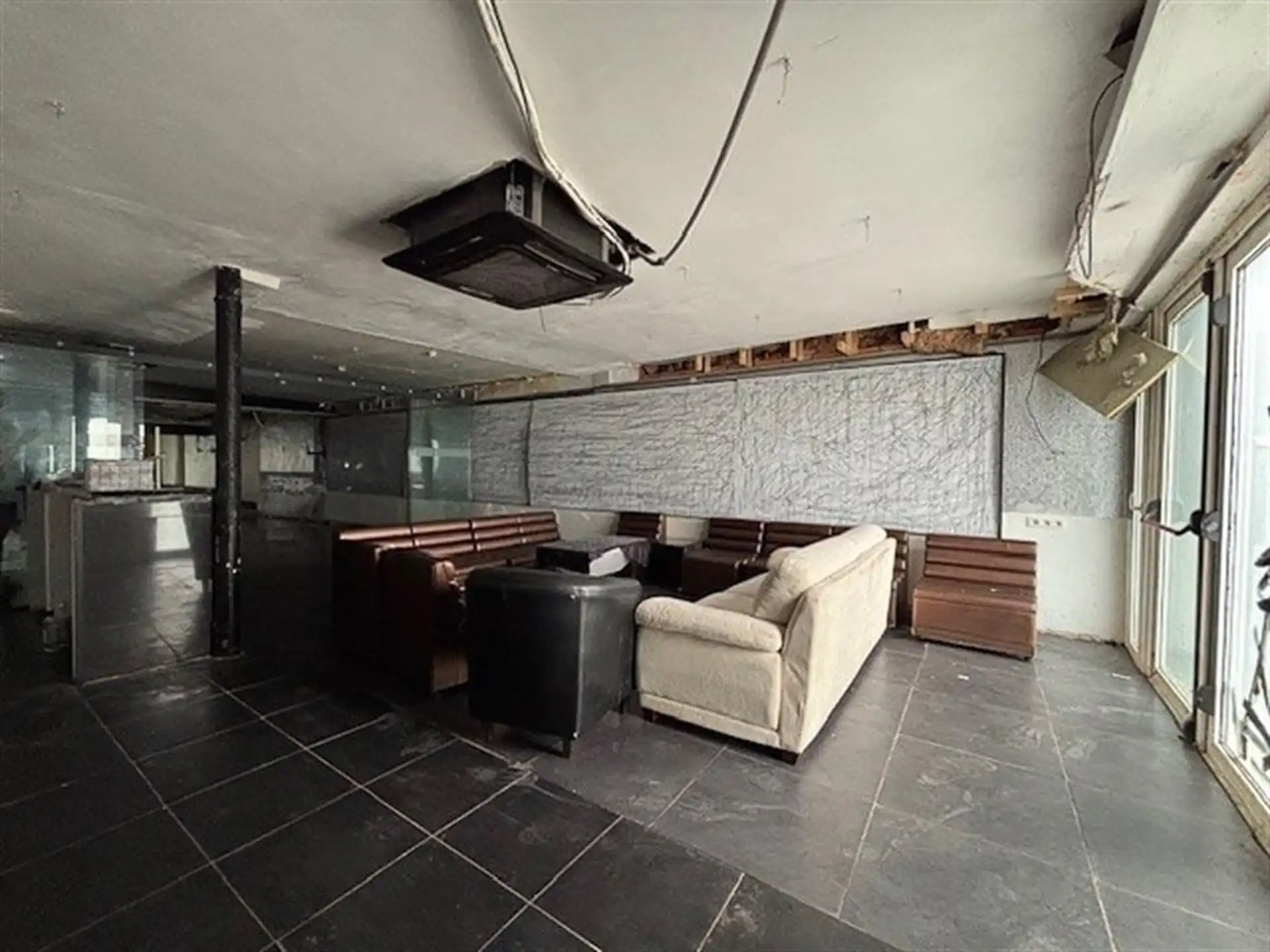 Handelspand met bovenliggend appartement met 1 slaapkamer gelegen op commerciële locatie in Maasmechelen! foto 8