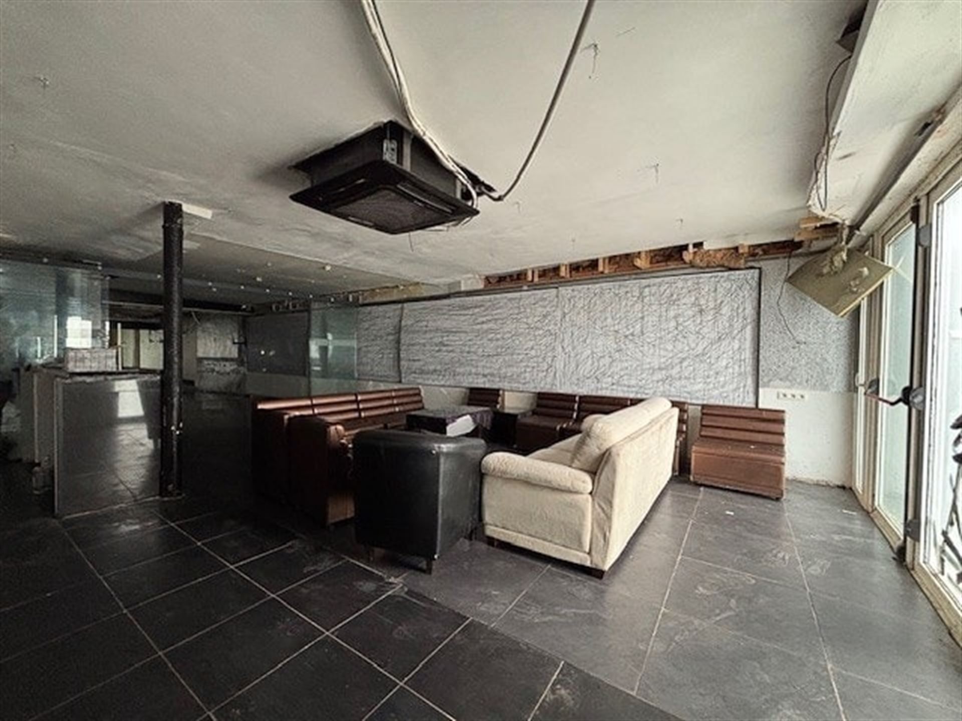 Handelspand met bovenliggend appartement met 1 slaapkamer gelegen op commerciële locatie in Maasmechelen! foto 8