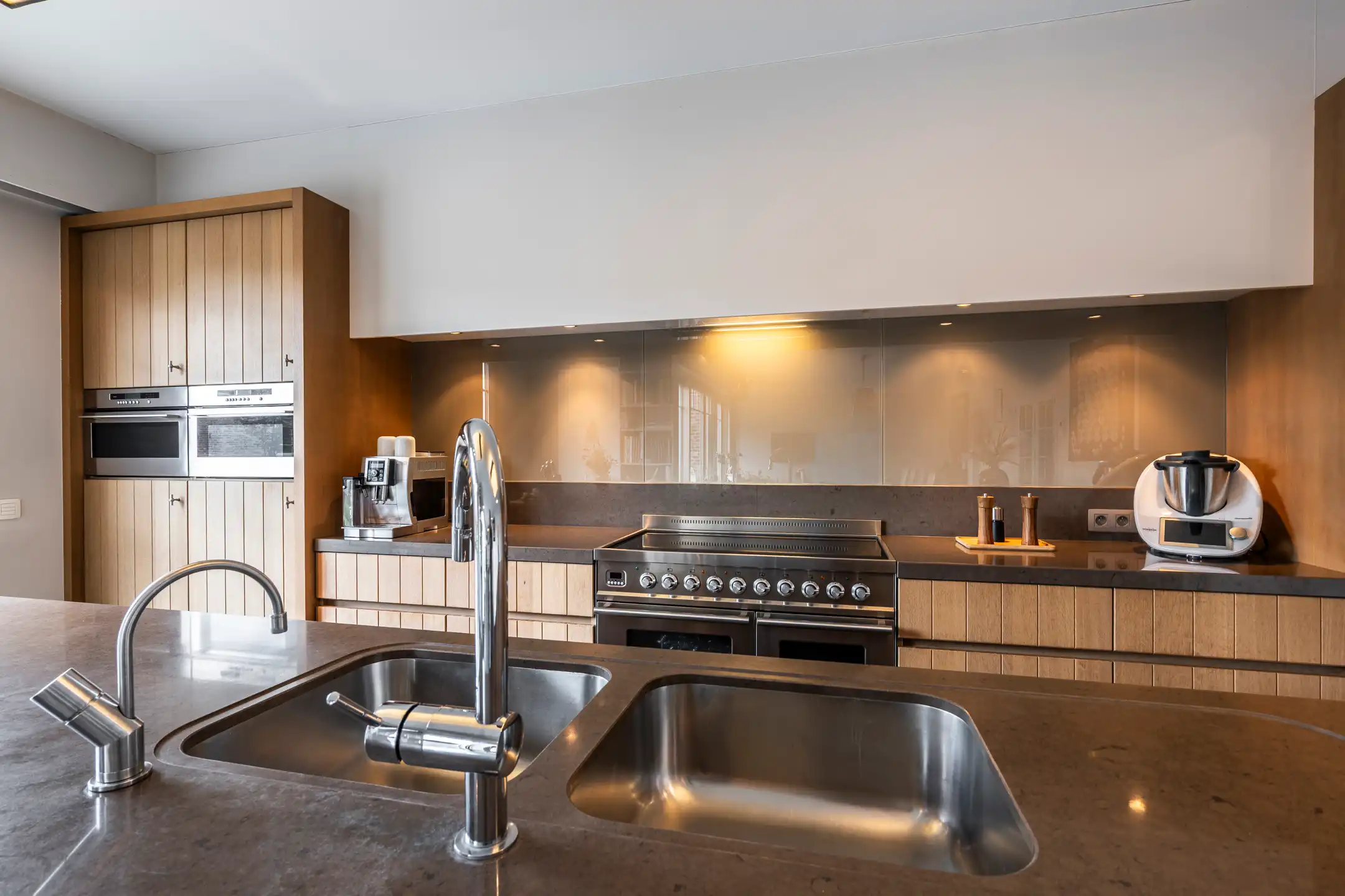 Verrassend ruime woning op toplocatie met binnenzwembad foto 11