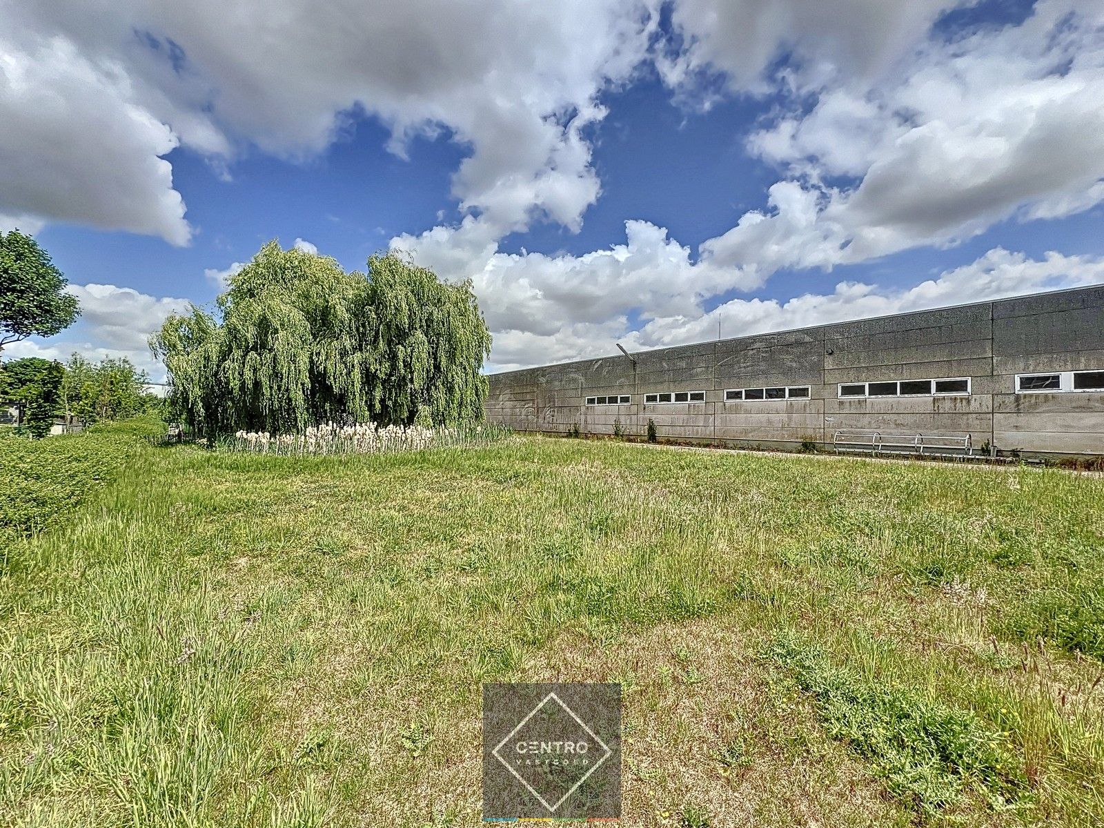 Instapklaar BEDRIJFSGEBOUW bestaande uit geïsoleerde MAGAZIJNEN met laadkade (ca. 2.539m²), KANTOREN (ca. 344 m²) én alleenstaande WONING. Op bedrijvenzone "Hoge Barriere" te Roeselare. foto 15