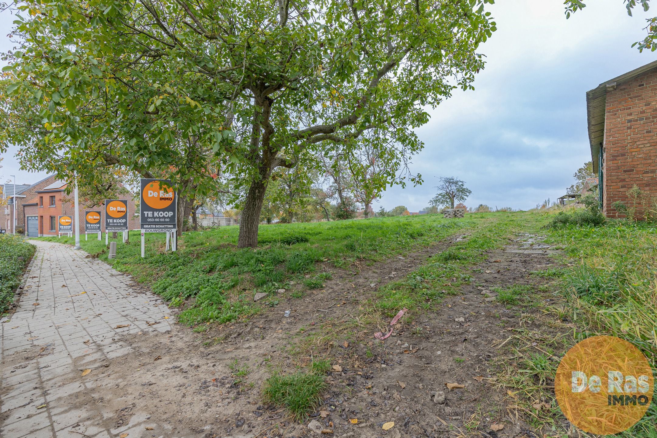LOT 1 - Bouwgrond voor halfopen bebouwing te Lede foto {{pictureIndex}}