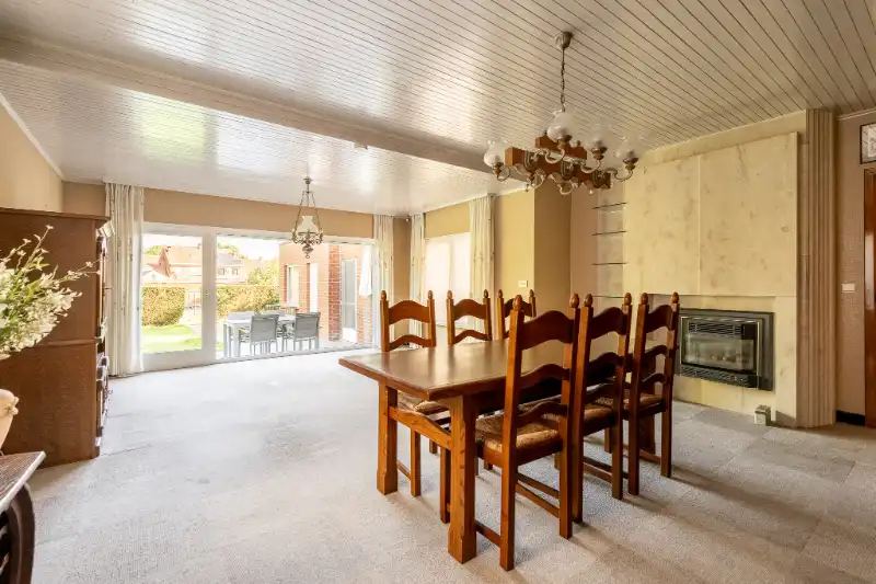 Ruime woning met tuin, 2 garages en 4 slaapkamers. foto 5