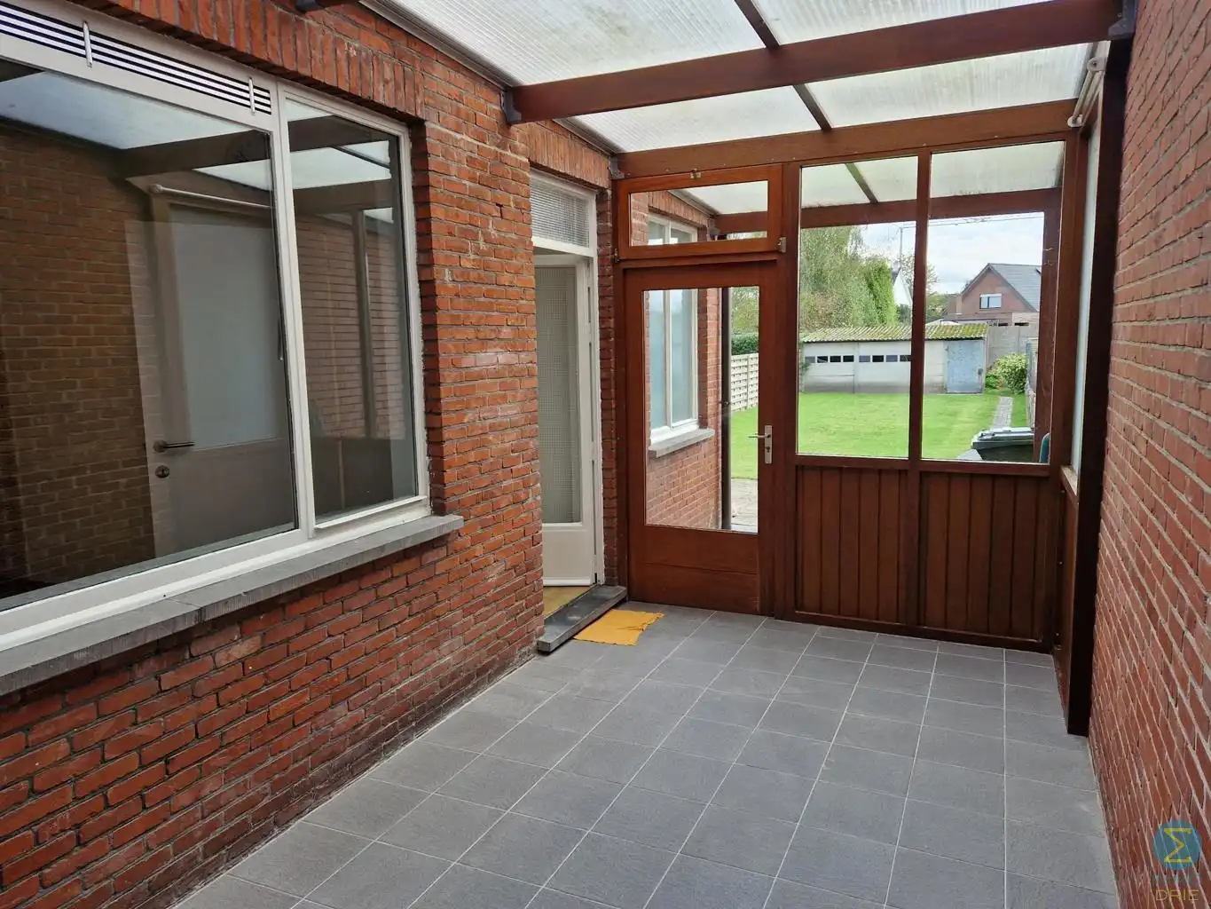 Woning met 3 slaapkamers en inpandige garage op 328m² foto 13
