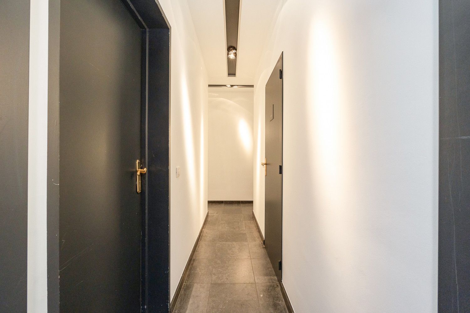 Gelijkvloers appartement  101m² met buitenruimte 20m² en ruime kelder op toplocatie aan het Mechelseplein in hartje Antwerpen foto 9