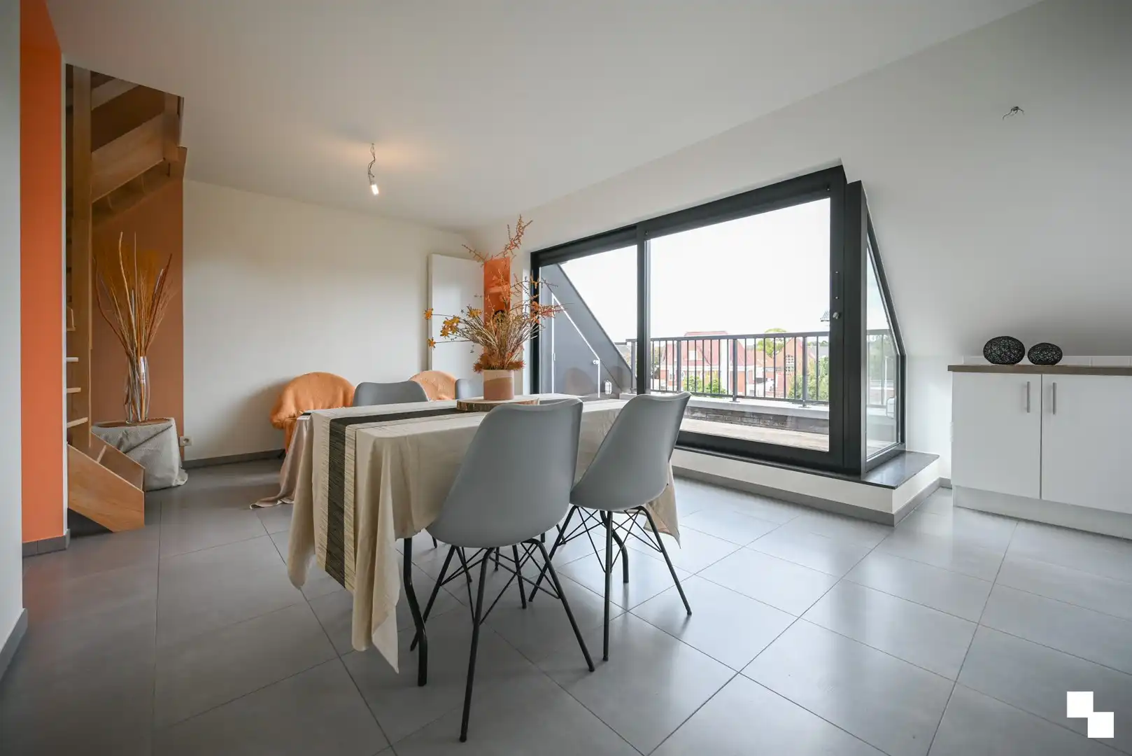 Duplex appartement met garage en twee staanplaatsen nabij centrum Izegem foto 5