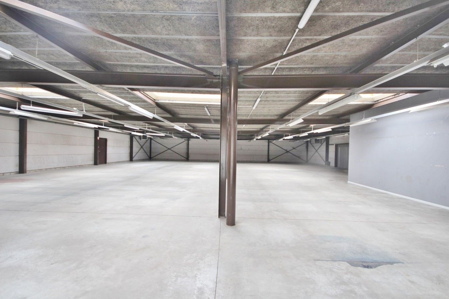 Ruim handelspand met magazijn op toplocatie foto 10