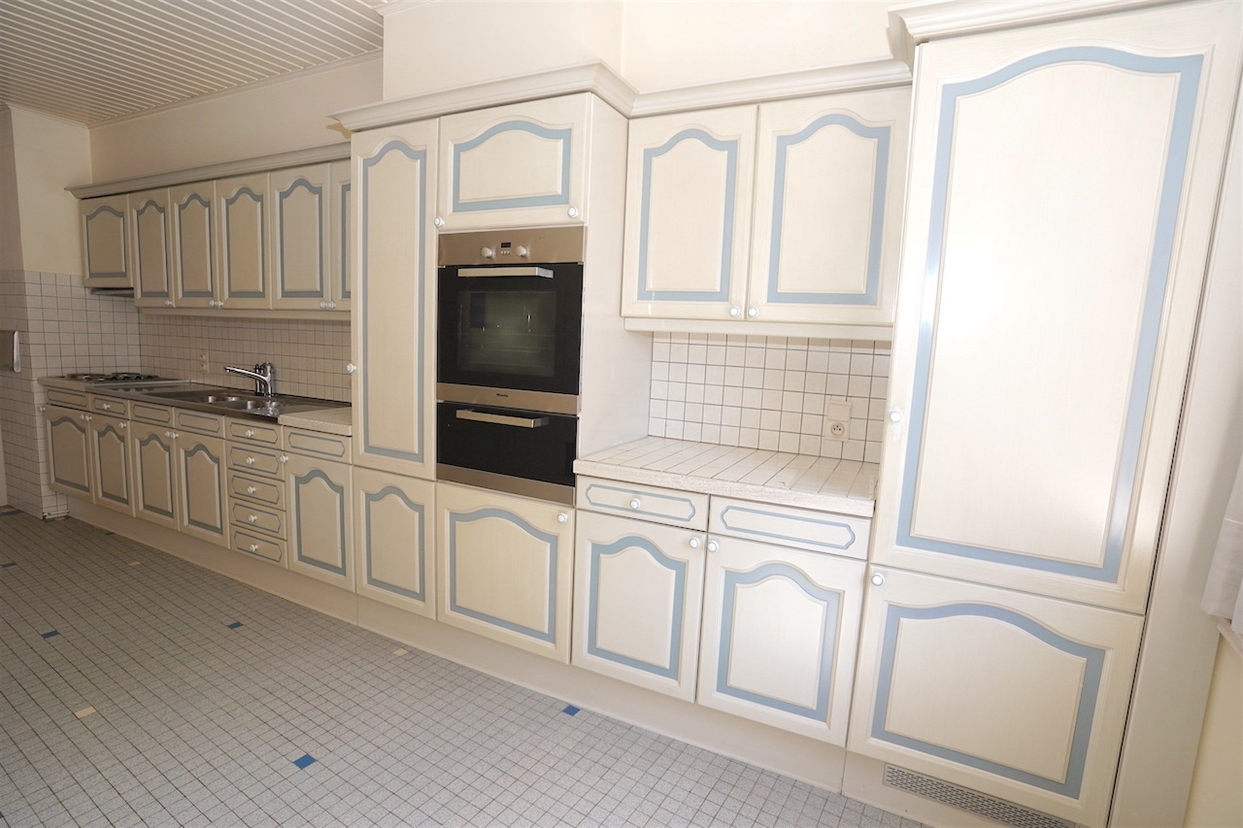 Te moderniseren 3-slpk appartement + garage in hartje centrum! foto 5