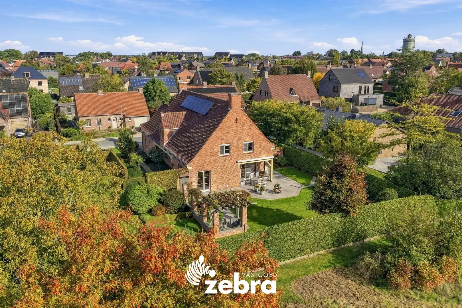 Instapklare open bebouwing met 4 slaapkamers, dubbele garage en prachtige tuin op een rustige ligging! foto 2