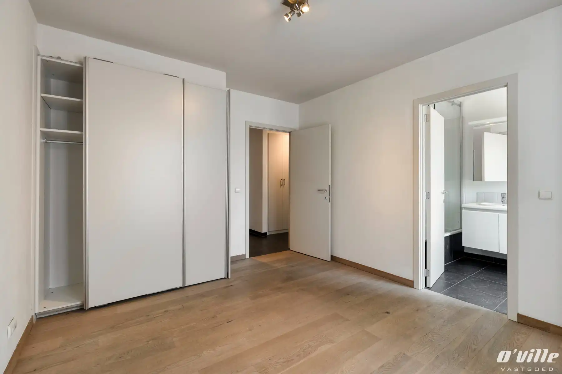 Modern stijlvol appartement strategisch gelegen op 5 km van de NATO foto 13