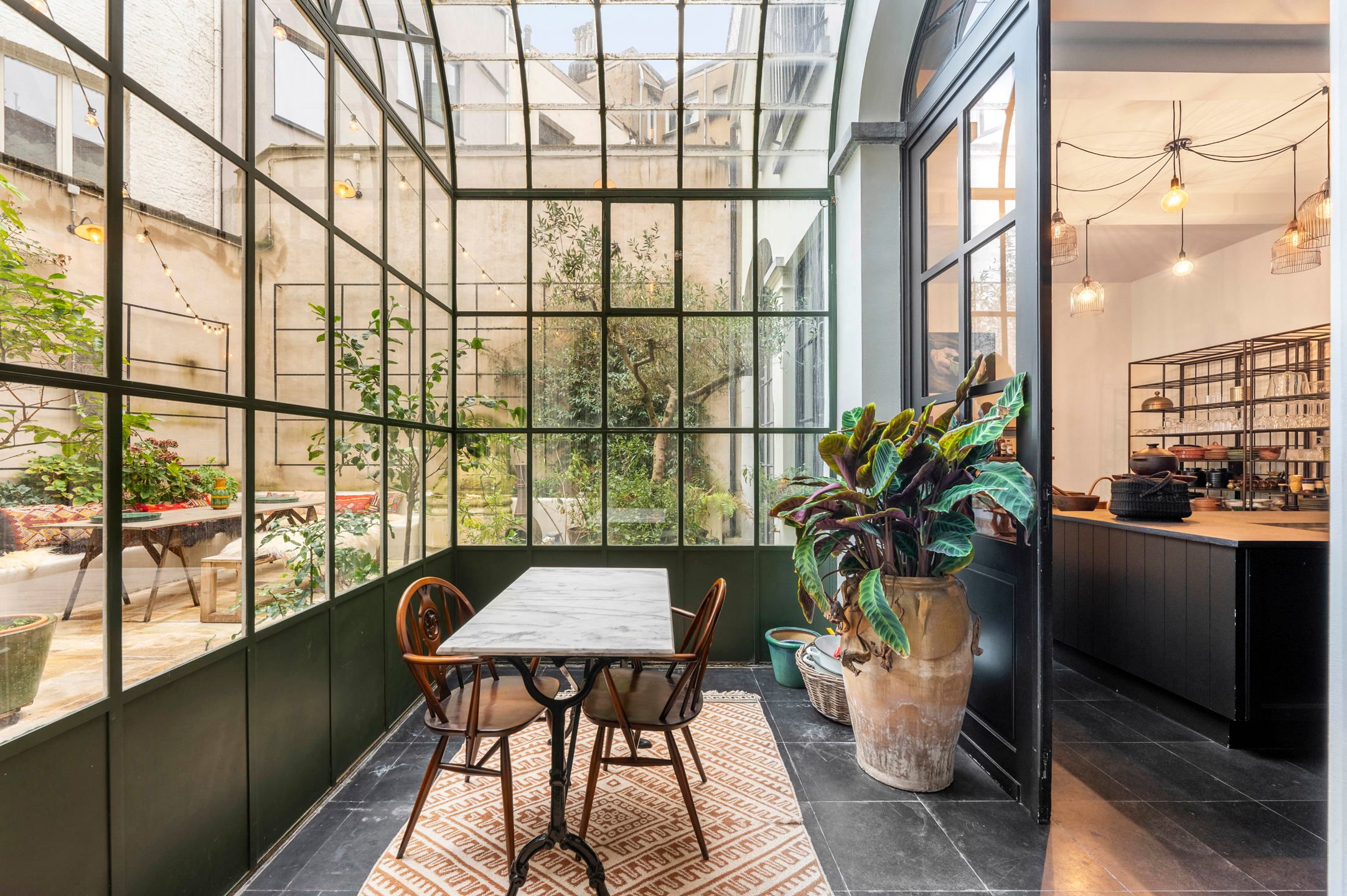 ANTWERPEN-CENTRUM - Meesterwoning met patio en parking foto 2