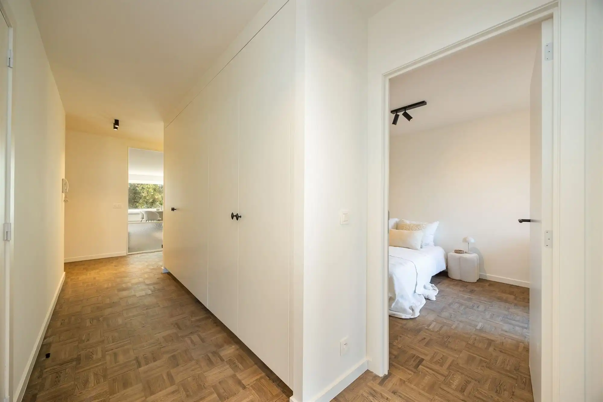 Gerenoveerd appartement met drie slaapkamers en terras foto 12