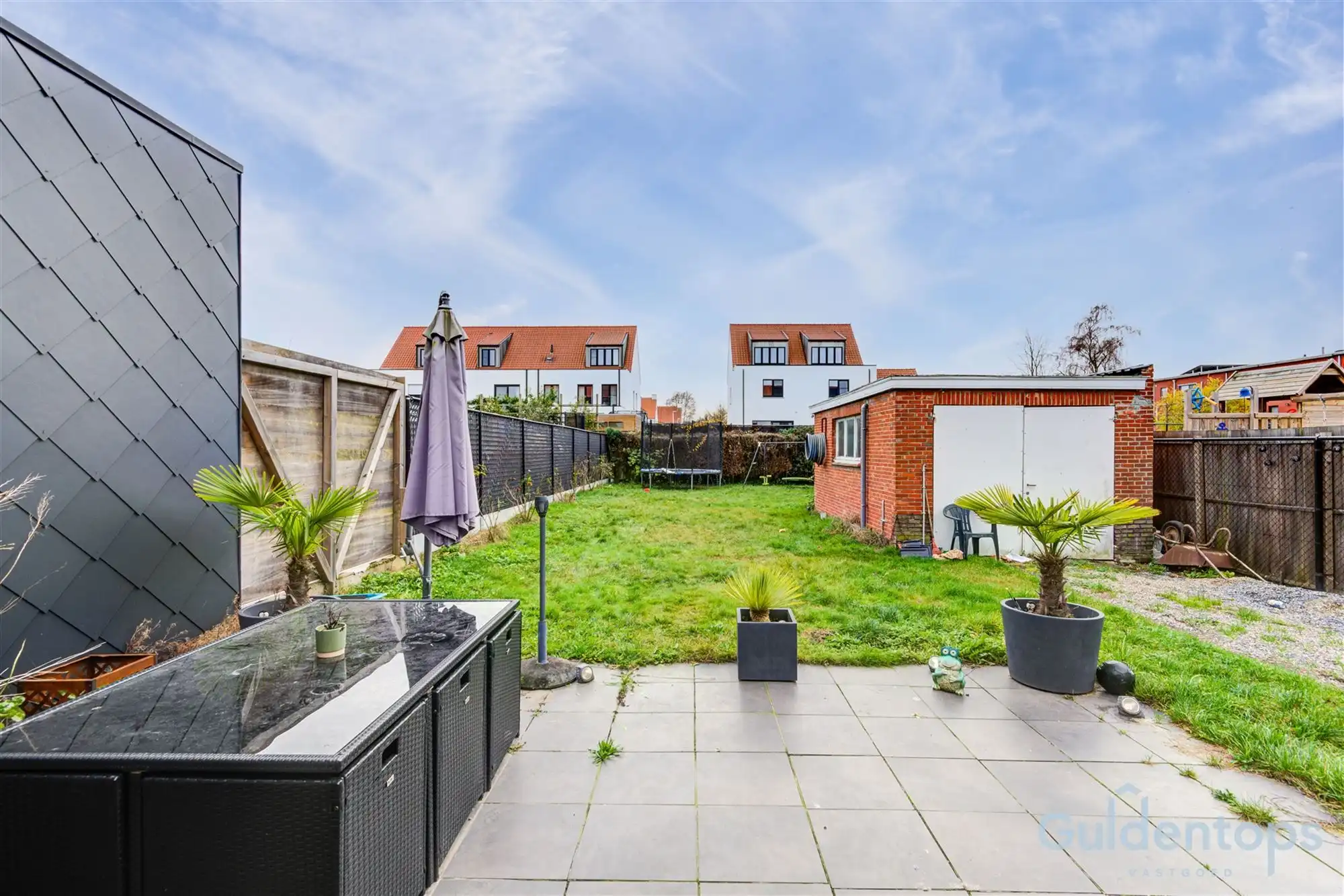 half open woning op ruim perceel foto 21