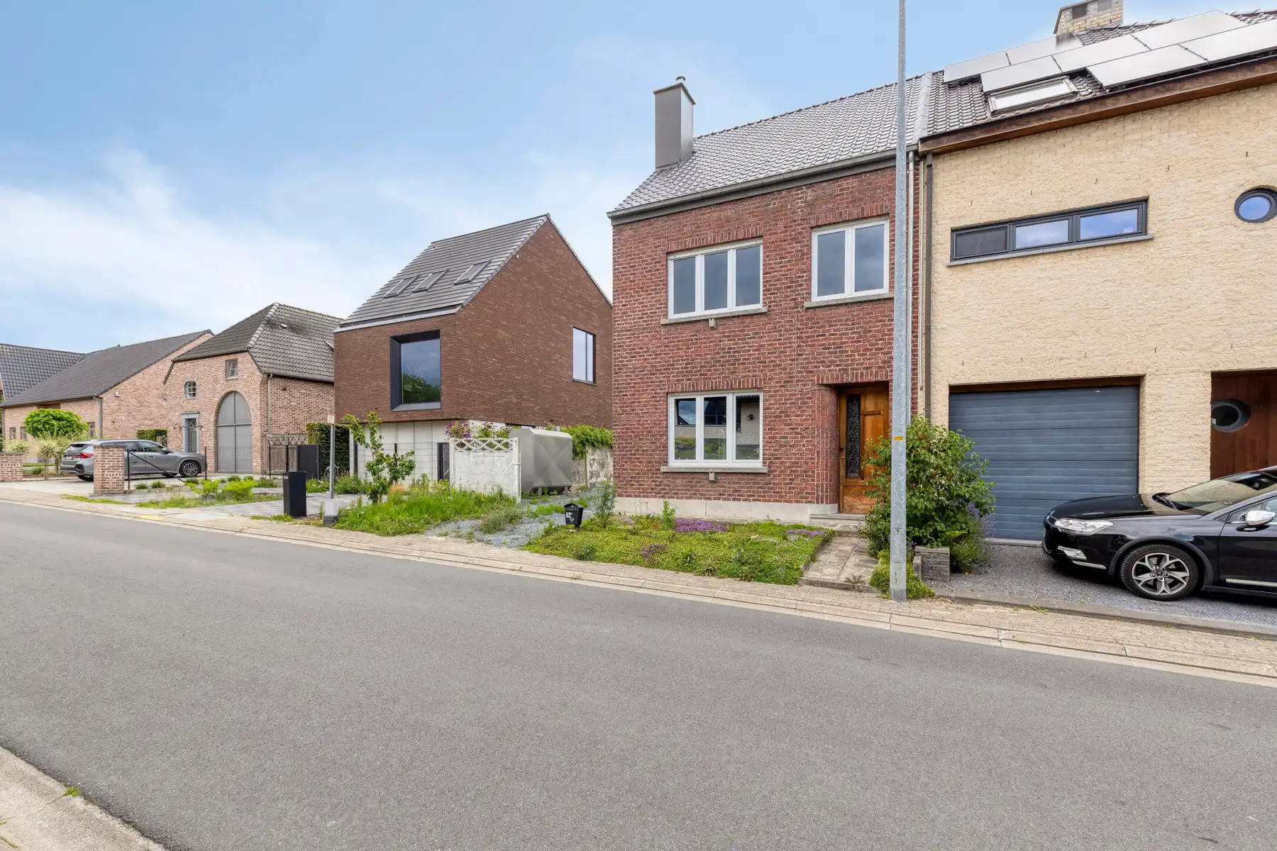 Deels te renoveren lichtrijke driegevelwoning  foto 2