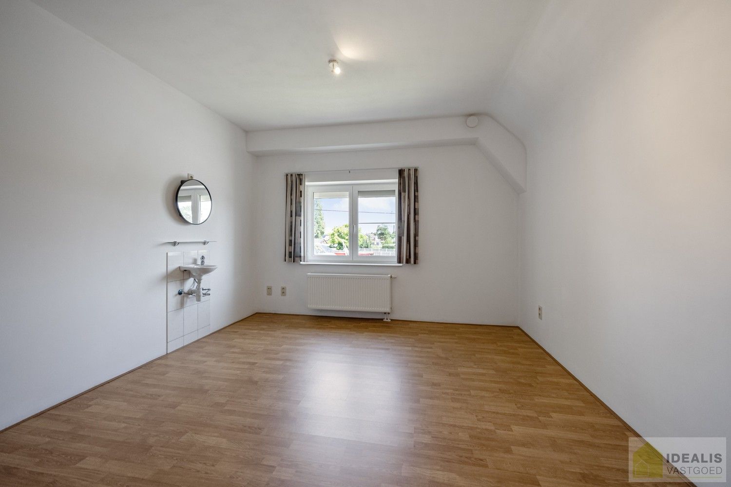 ZEER RUIM OPGEZETTE (360m²!) EN KNAP AFGEWERKTE EENGEZINSWONING OP RUSTIGE LOCATIE MET MAAR LIEFST 8!! SLAAPKAMERS foto 24