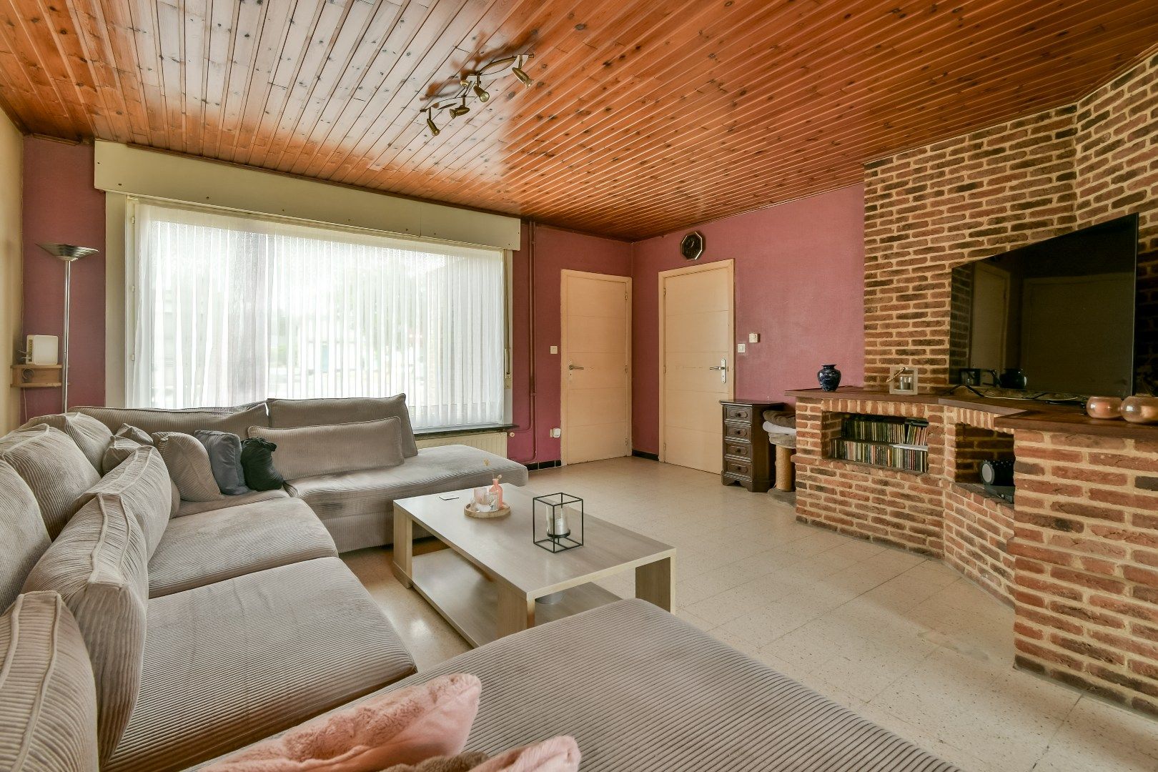 Te renoveren woning in een rustige woonwijk! foto 3