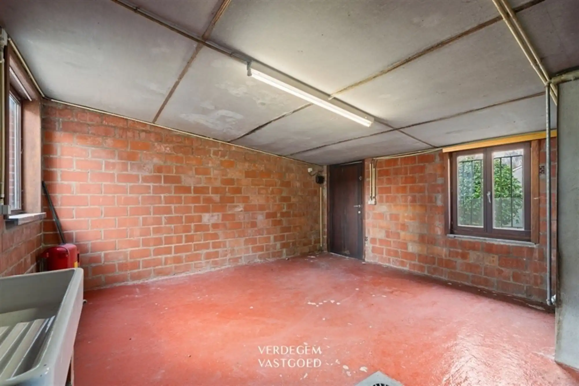 Halfopen woning met 2 slaapkamers, tuin en oprit naar achterliggende garage foto 17