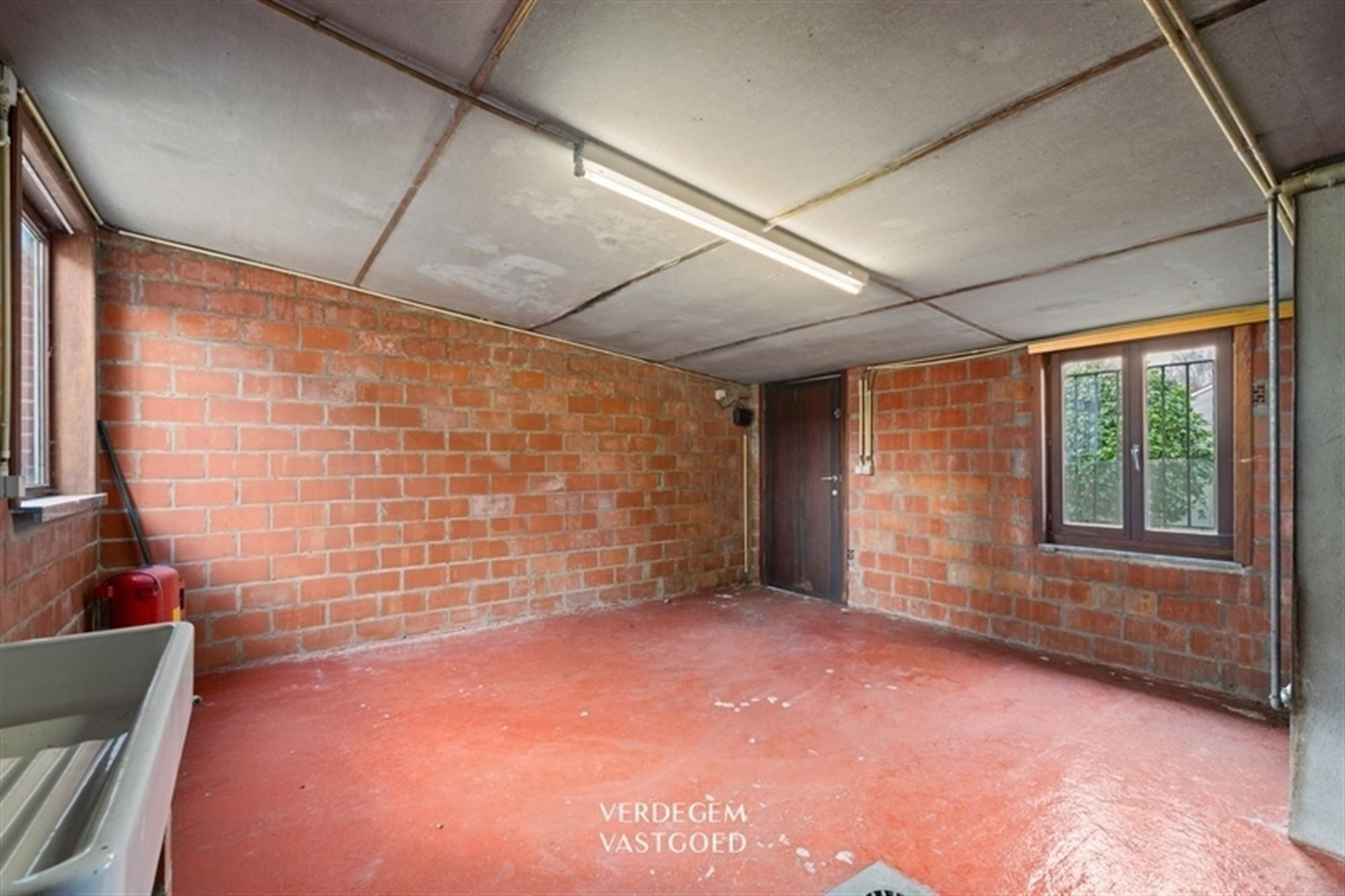 Halfopen woning met 2 slaapkamers, tuin en oprit naar achterliggende garage foto 17