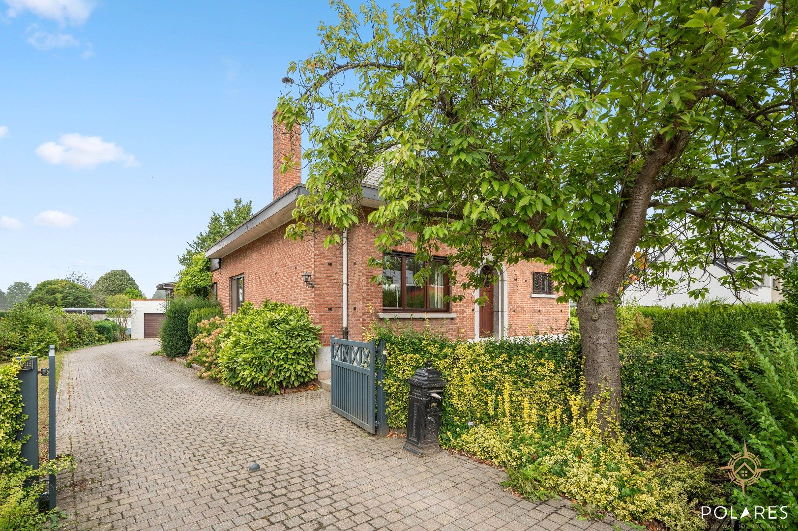 Open bebouwing met veel tuin foto {{pictureIndex}}