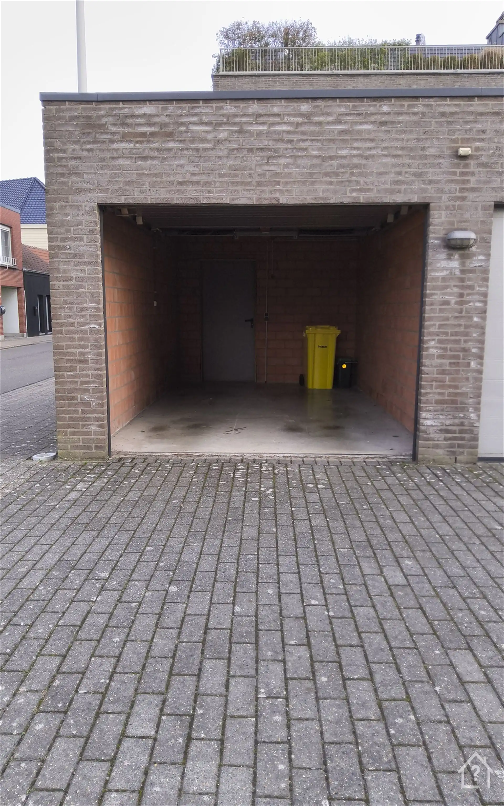 Ruim 2 slaapkamer-appartement met garage foto 27