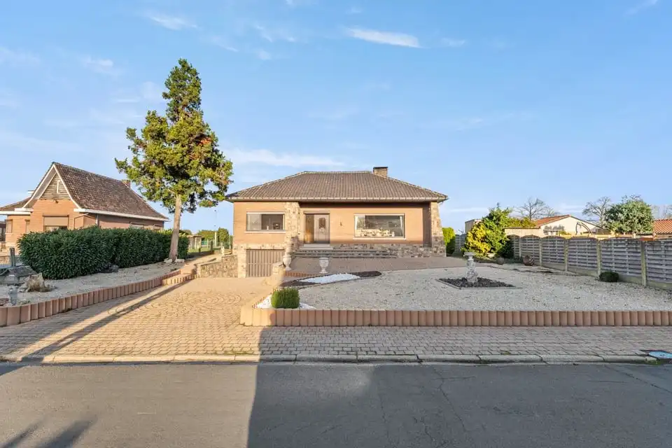 CHARMANTE, GELIJKVLOERSE GEZINSWONING OP EEN KNAP PERCEEL VAN MAAR LIEFST 11A78CA IN ZEPPEREN foto 2