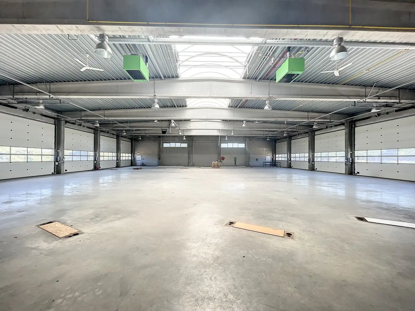 Goed geïsoleerd en verwarmd MAGAZIJN (1.070m2) voorzien van 12 elektrische sectionaalpoorten en private parkeerplaatsen op het terrein. Vlak aan de afrit Zandvoorde (Oostende). foto 4