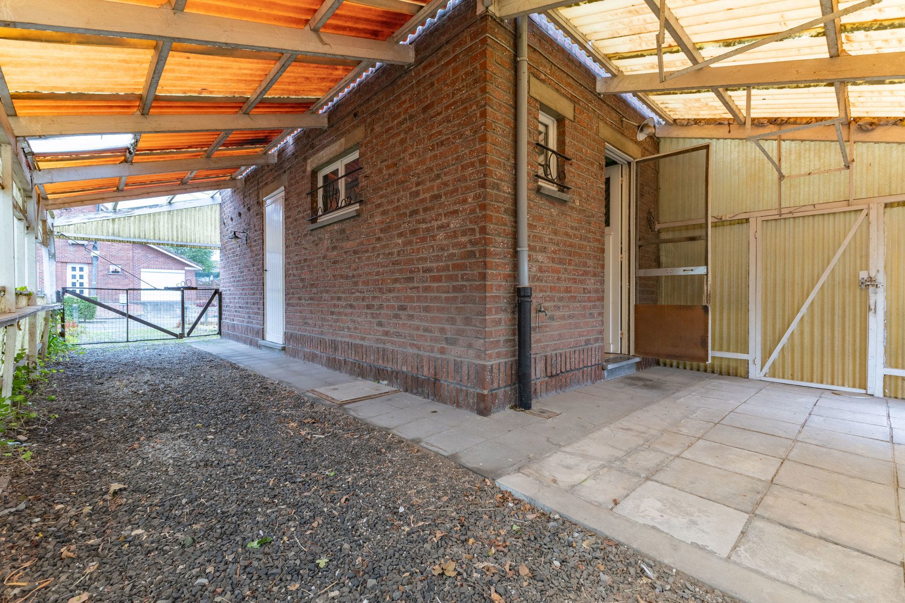 Gunstig gelegen te renoveren driegevelwoning foto 11