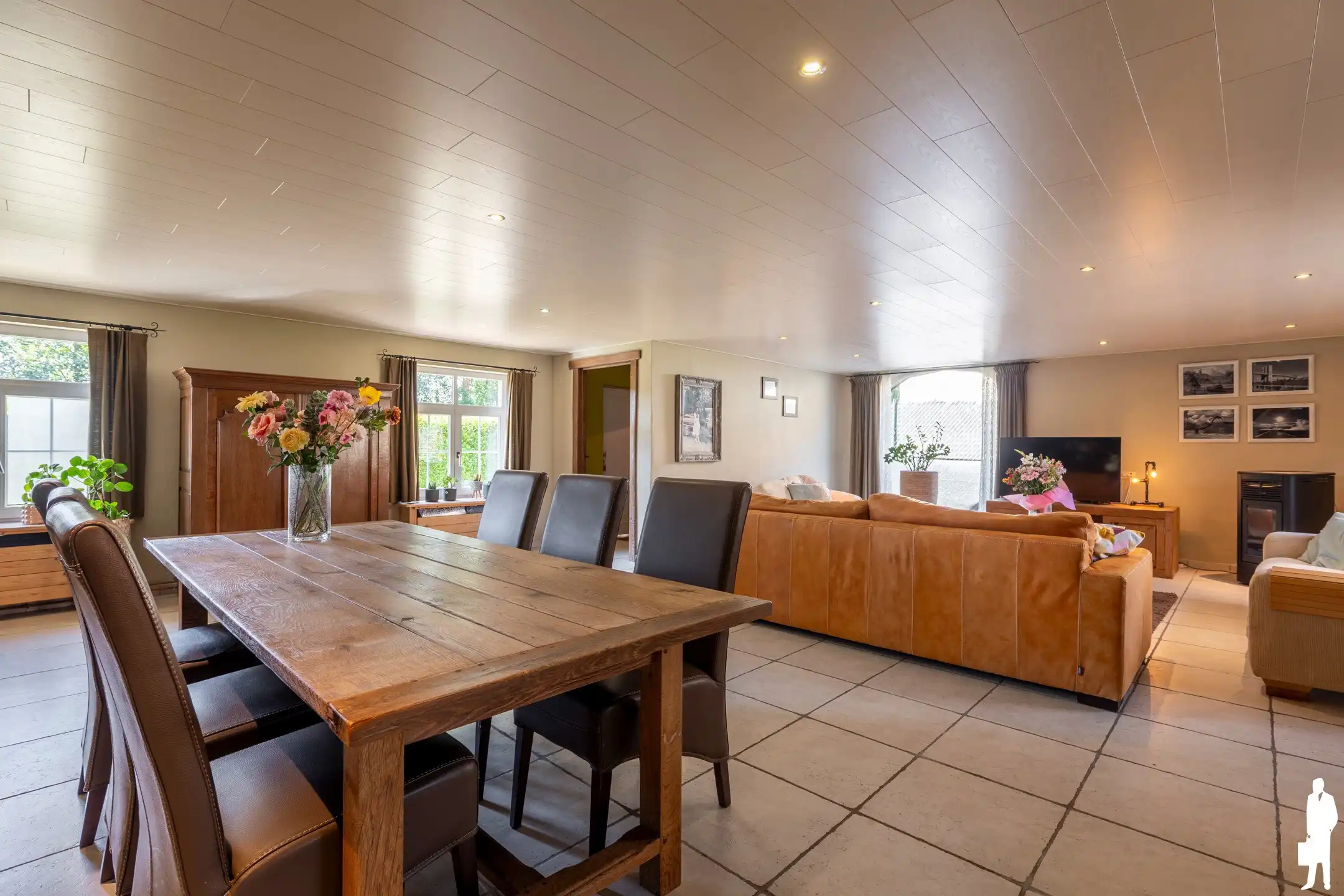 Vrijstaande villa met 4 slpk. gelegen op de dijk van kanaal  foto 8