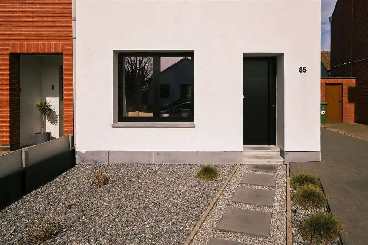 Geheel gerenoveerde woning met leuke tuin en grote garage foto 28