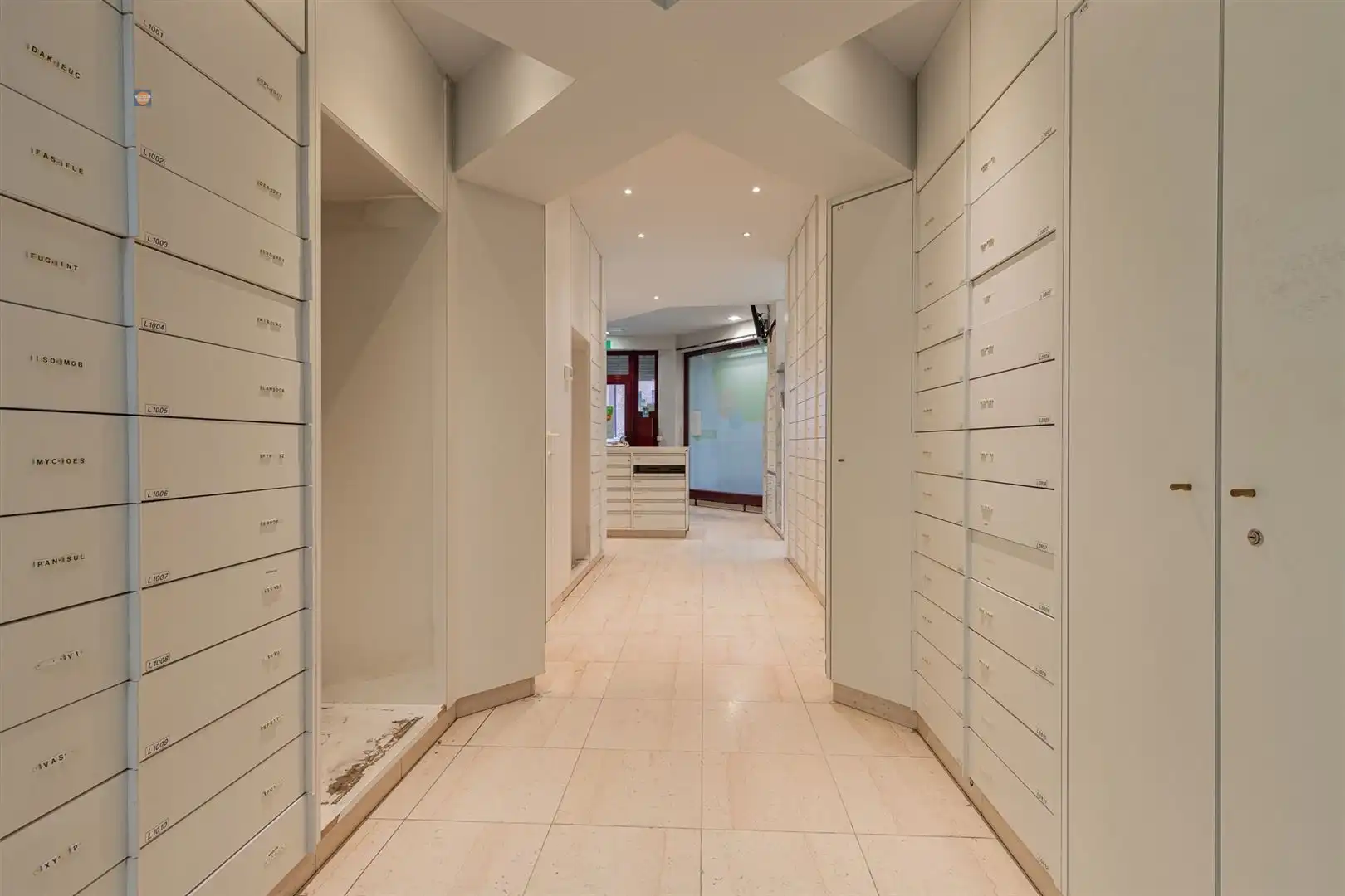 Handelsruimte met appartement foto 5