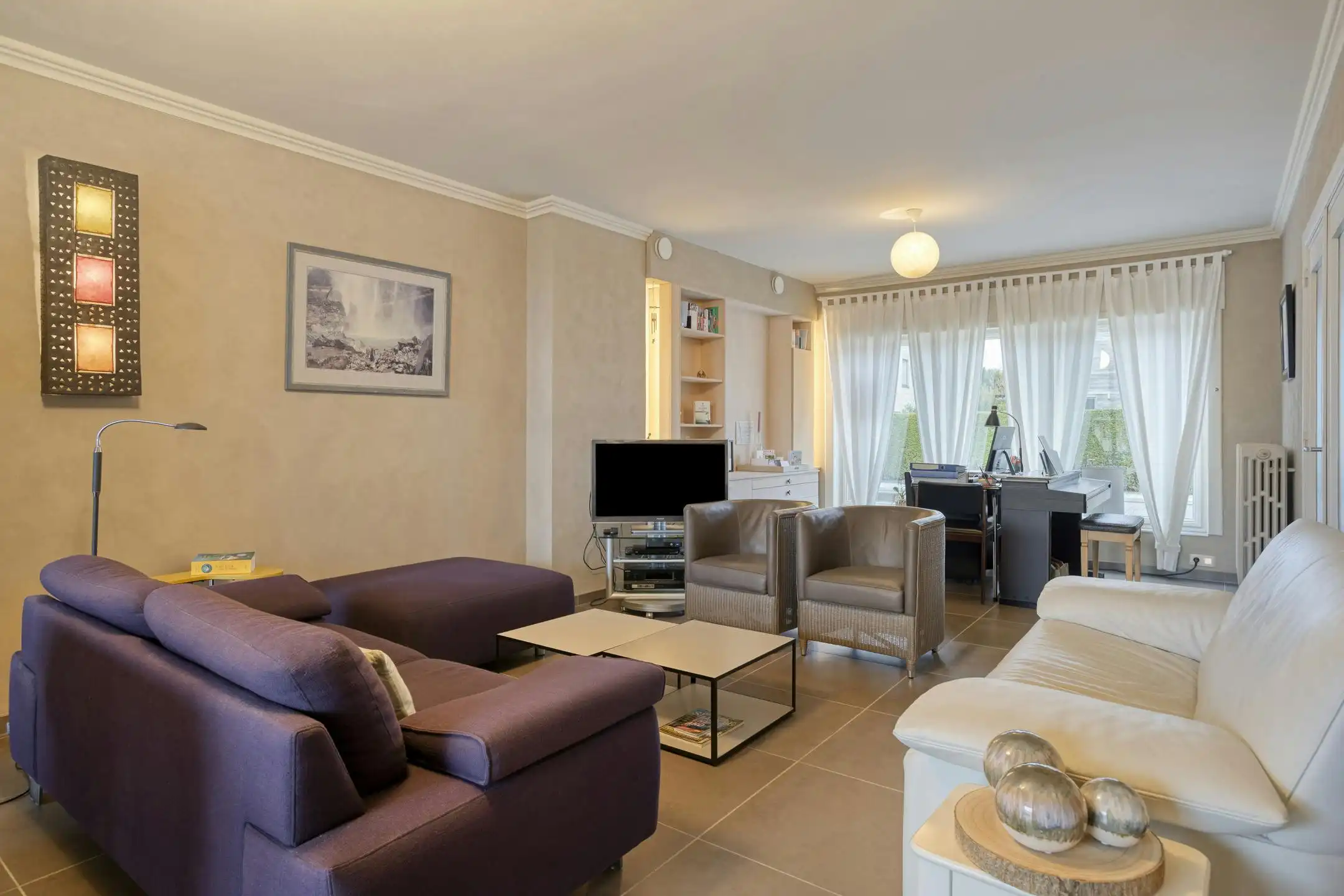 Instapklare woning met 3 slaapkamers, 2 badkamers, zuidgerichte tuin en garage. foto 3