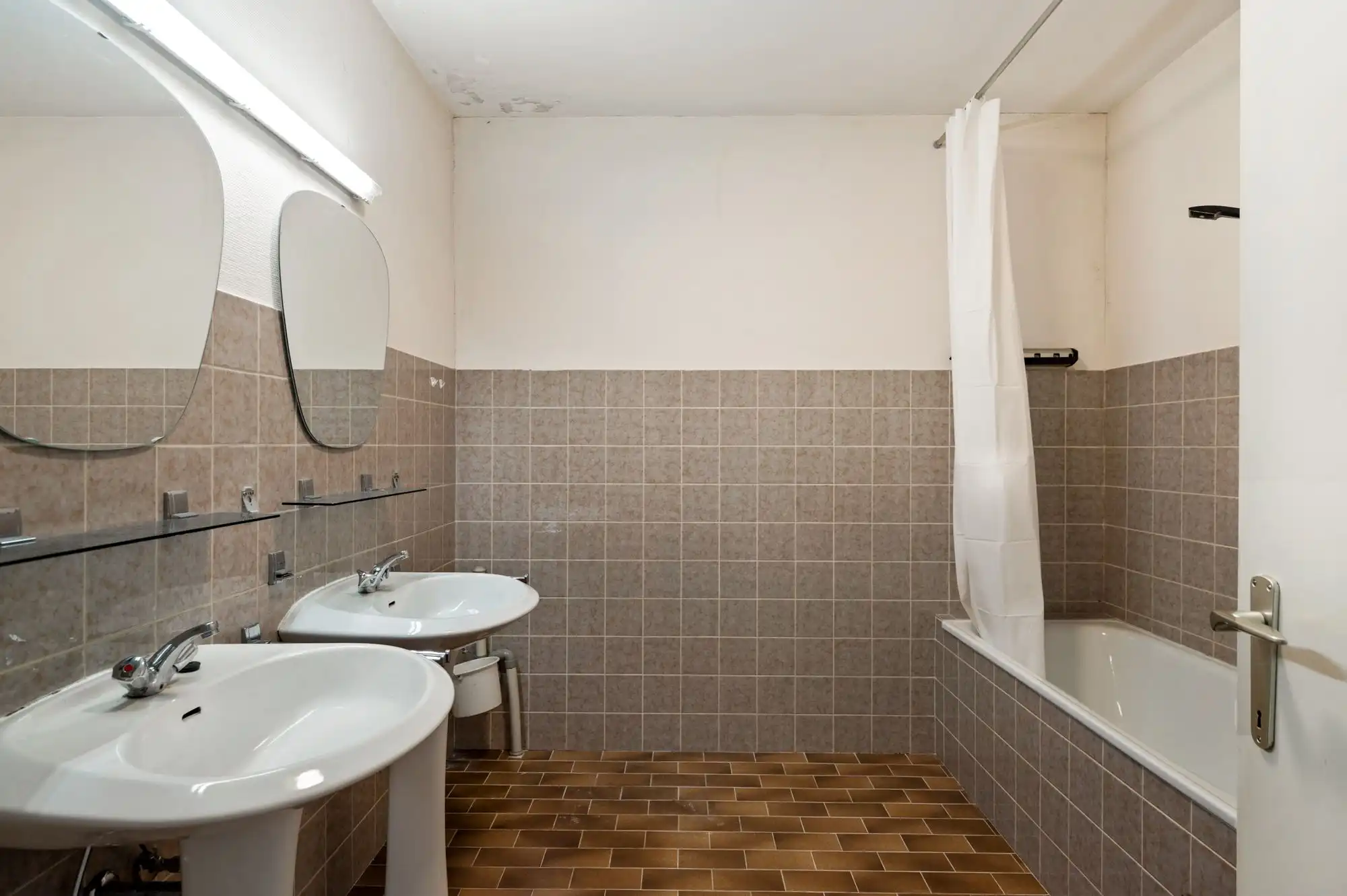 Lichtrijk appartement met sixties vibe en garagebox – ideaal renovatieproject! foto 18