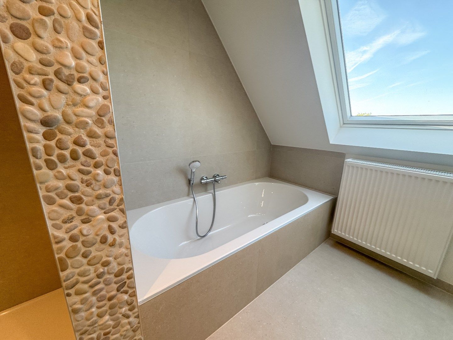 Ruim instapklaar nieuwbouwappartement (167 m²) met 3 slaapkamers en groot terras in centrum Eernegem foto 11