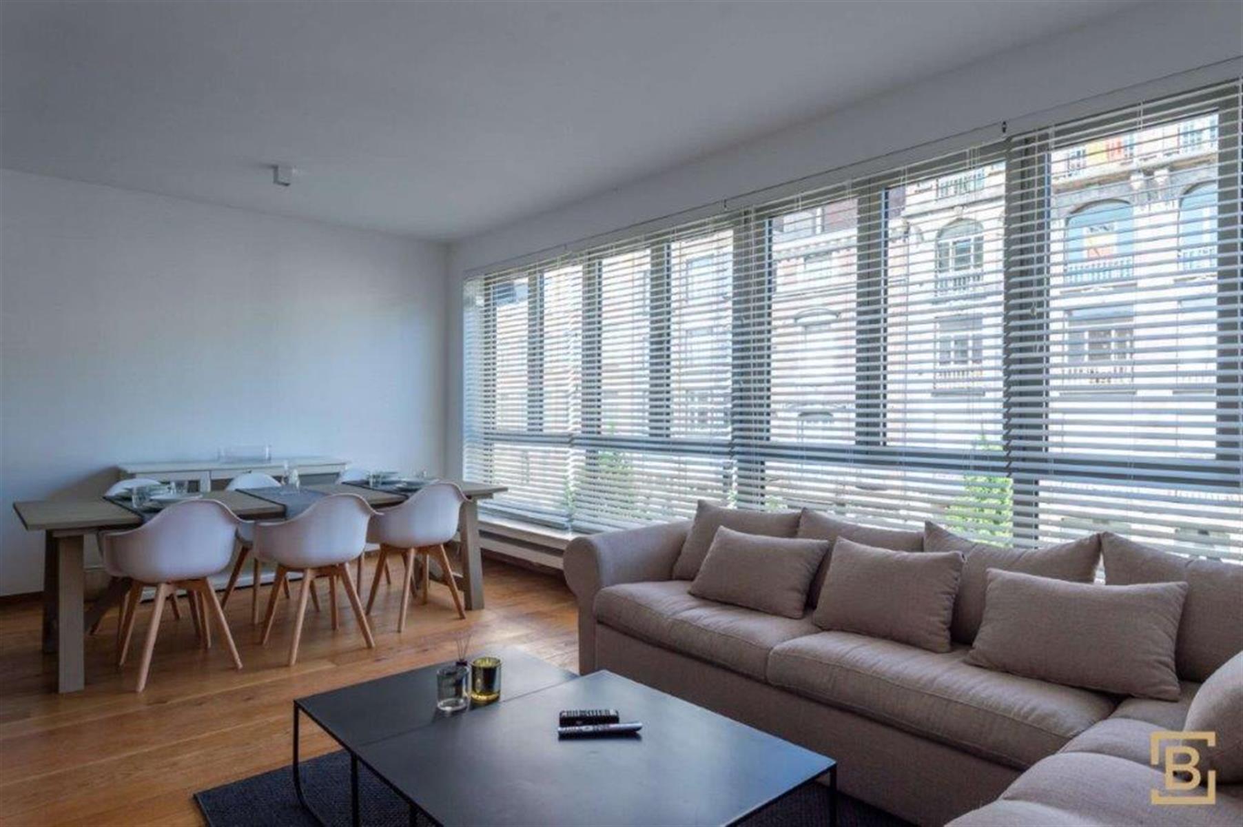 Modern gemeubeld appartement met drie slaapkamers en terras.  foto 3