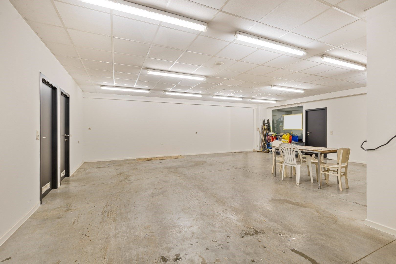 Handelsgelijkvloers/atelier/praktijkruimte van 357 m2 en 6 parkings! foto 17