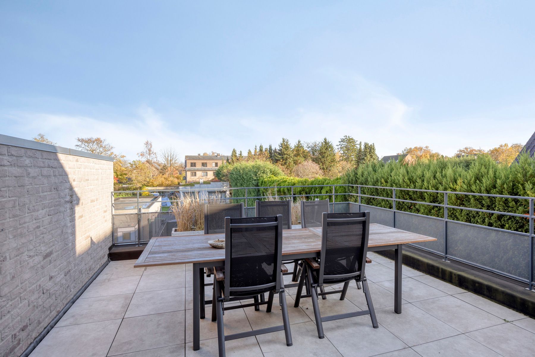 PRACHTIG AFGEWERKT EN ENERGIEZUINIG DUPLEX-APPARTEMENT (123 M2 WOONOPPERVLAKTE) (BRON: EPB) MET 2 SLAAPKAMERS, RUIM &nbsp;EN ZONOVERGOTEN TERRAS, EN AUTOSTANDPLAATS EN TUINBERGING TE NEERHAREN!&nbsp; foto 14