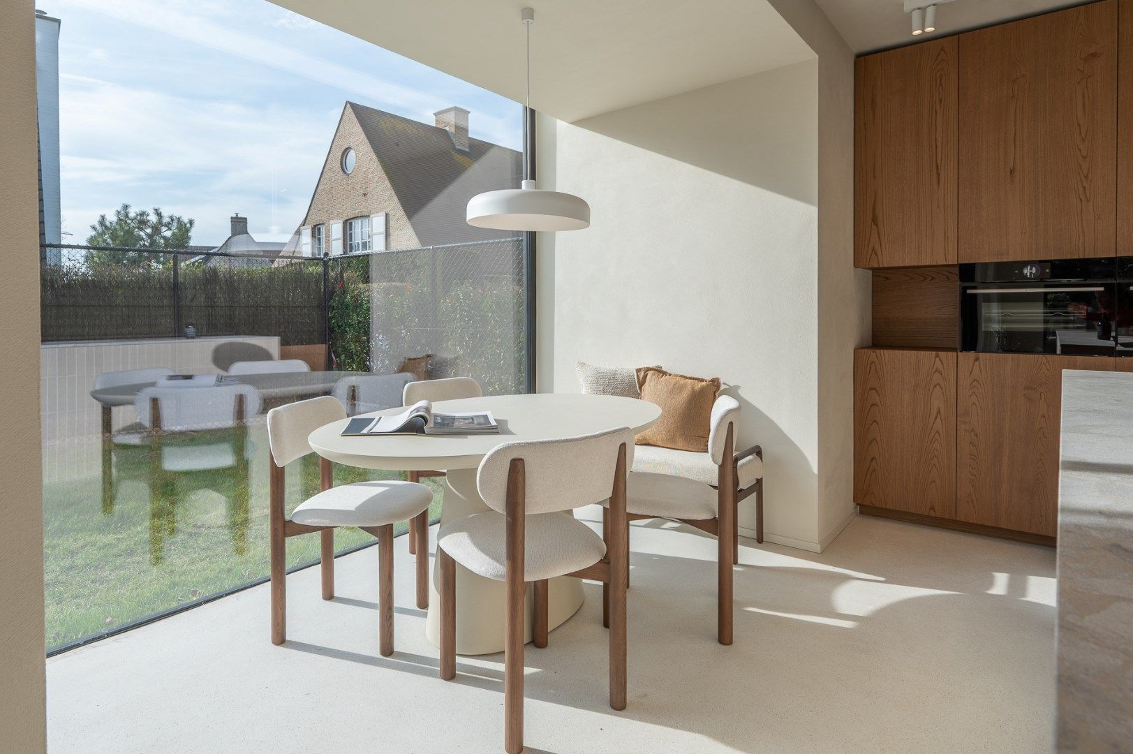 Alleenstaande en luxueus gerenoveerde villa op een rustige en residentiële ligging in Knokke foto 3