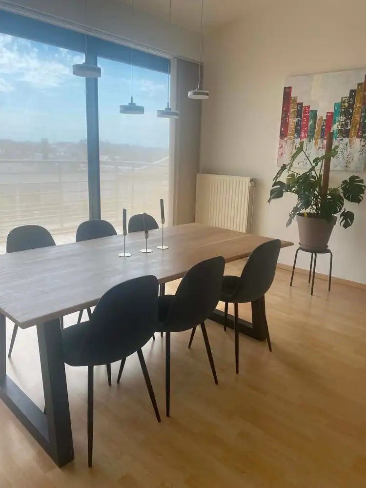 Ruim en centraal gelegen appartement met groot terras en 2 autostaanplaatsen foto {{pictureIndex}}
