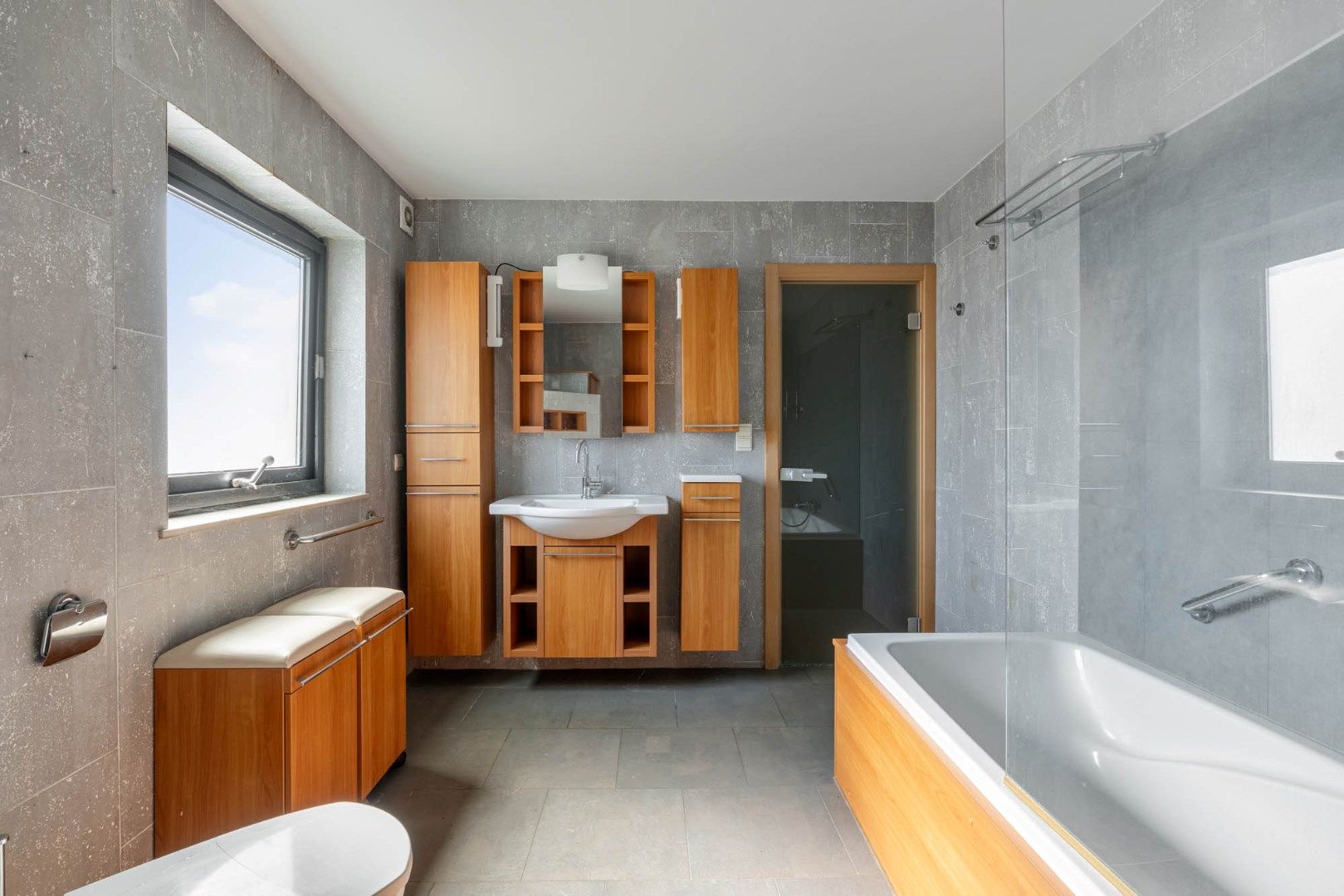 Multifunctioneel gebouw bestaande uit een woning, een winkel en een magazijn/werkplaats gelegen op een rustige locatie te Voorshoven! foto 18