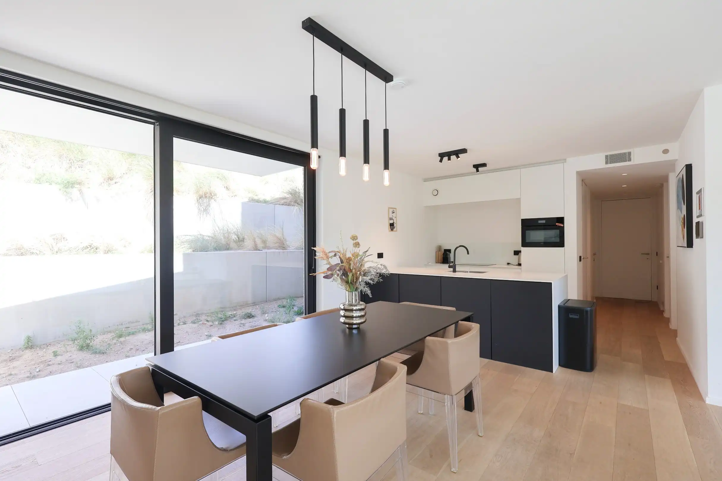 Modern gelijkvloers appartement in Groenendijk met ruim terras foto 6