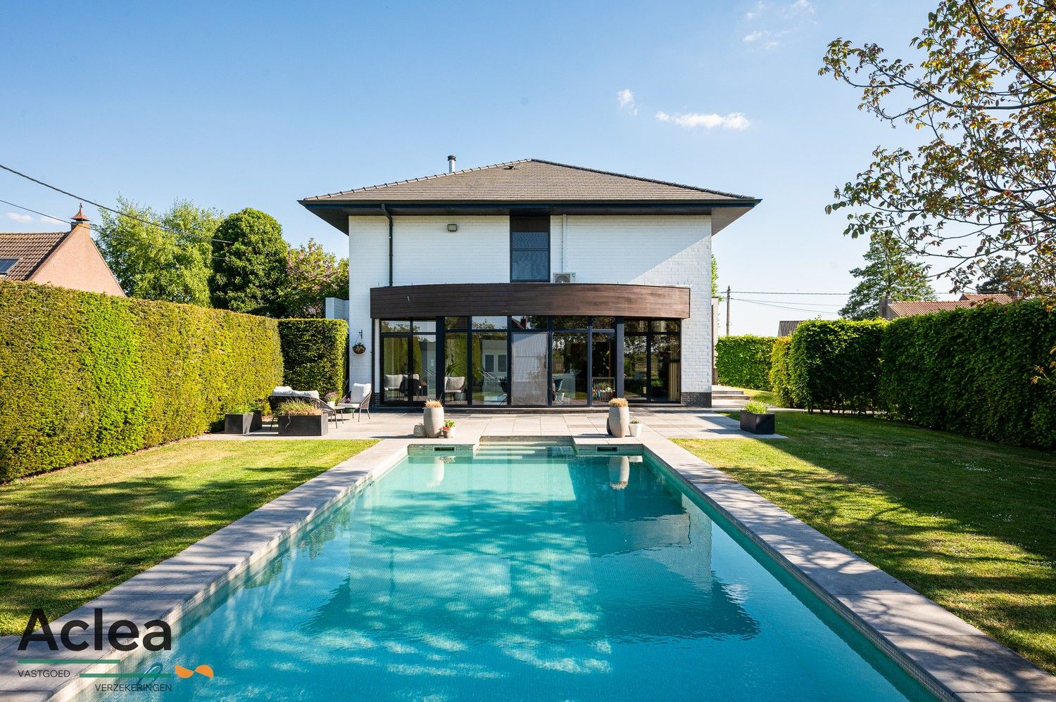 Moderne instapklare villa met zwembad en poolhouse foto {{pictureIndex}}