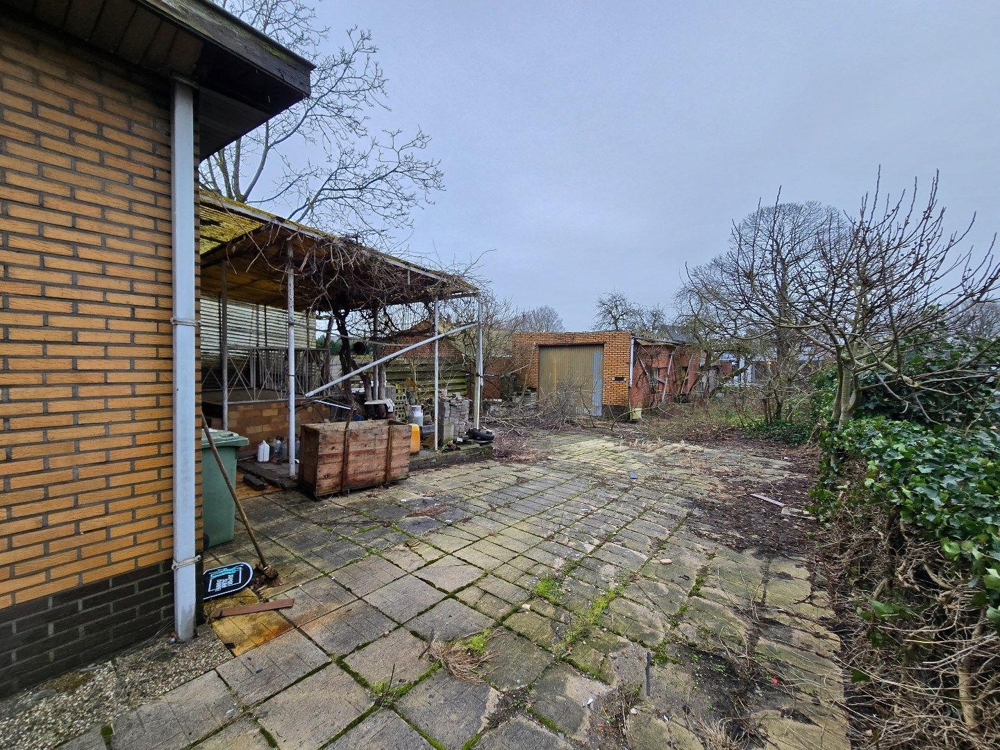 Te renoveren woning, 4 slpk, met tuin en 3 garages foto 3