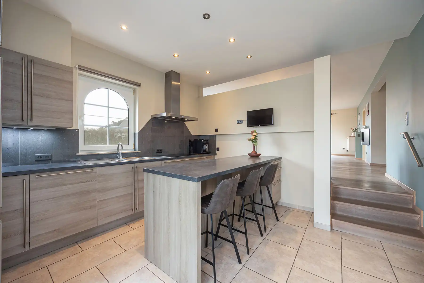 PERFECT ONDERHOUDEN, GELIJKVLOERSE GEZINSWONING MET EXTRA KAMERS OP ZOLDER, INPANDIGE GARAGE EN C-LABEL OP EEN RUIM PERCEEL VAN 11A30CA TE OUDSBERGEN (OPGLABBEEK) foto 6