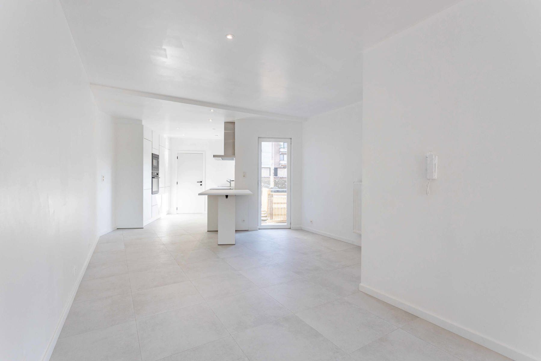Volledig vernieuwd appartement met terras van 59m2! foto 10